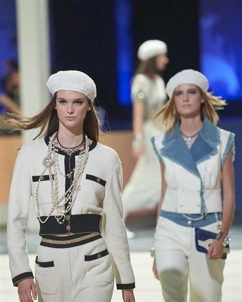 chanel croisière 2018|Chanel cruise runway.